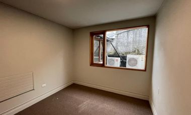 En venta céntrico edificio de tres pisos.