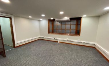 En venta céntrico edificio de tres pisos.