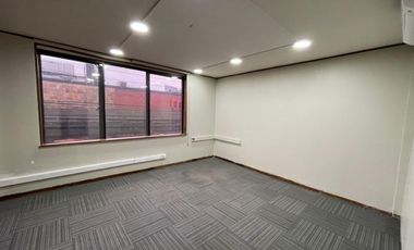 En venta céntrico edificio de tres pisos.