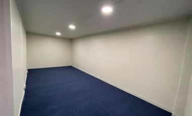 En venta céntrico edificio de tres pisos.