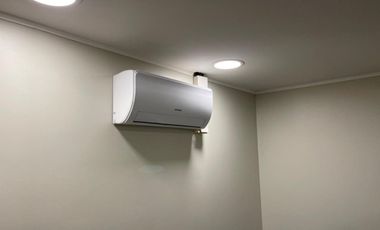 En venta céntrico edificio de tres pisos.