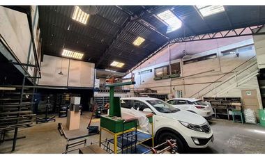 SE VENDE LOCAL COMERCIAL (FERRETERIA)