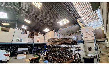 SE VENDE LOCAL COMERCIAL (FERRETERIA)