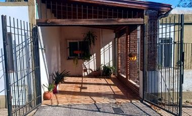 VENTA/PERMUTA - Casa 2 dormitorios - Villa Gobernador Gálvez.