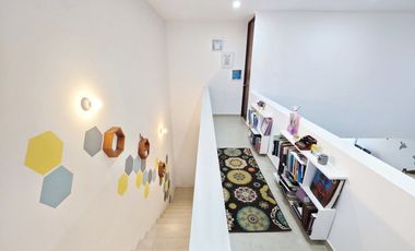 Casa de 3 recámaras (una en planta baja), alberca, gran terreno y en privada con