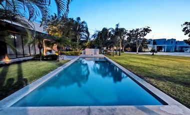 Casa de 3 recámaras (una en planta baja), alberca, gran terreno y en privada con