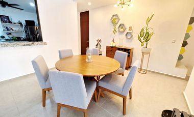 Casa de 3 recámaras (una en planta baja), alberca, gran terreno y en privada con