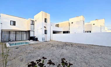 Casa de 3 recámaras (una en planta baja), alberca, gran terreno y en privada con