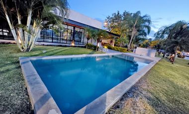 Casa de 3 recámaras (una en planta baja), alberca, gran terreno y en privada con