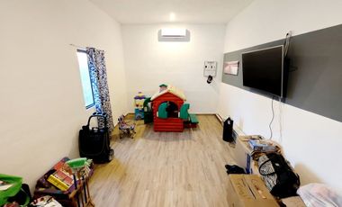 Casa de 3 recámaras (una en planta baja), alberca, gran terreno y en privada con