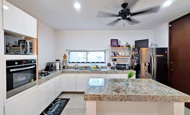 Casa de 3 recámaras (una en planta baja), alberca, gran terreno y en privada con