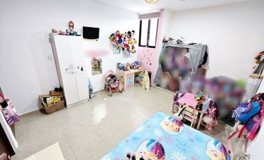 Casa de 3 recámaras (una en planta baja), alberca, gran terreno y en privada con