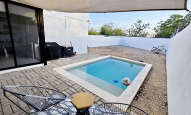 Casa de 3 recámaras (una en planta baja), alberca, gran terreno y en privada con