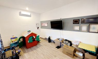 Casa de 3 recámaras (una en planta baja), alberca, gran terreno y en privada con