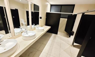 Casa de 3 recámaras (una en planta baja), alberca, gran terreno y en privada con