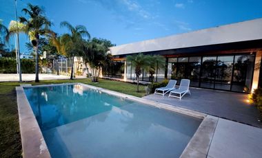 Casa de 3 recámaras (una en planta baja), alberca, gran terreno y en privada con