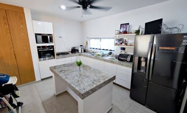 Casa de 3 recámaras (una en planta baja), alberca, gran terreno y en privada con