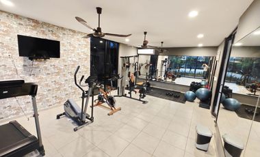 Casa de 3 recámaras (una en planta baja), alberca, gran terreno y en privada con