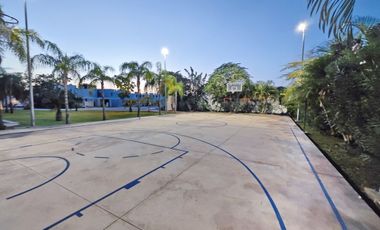 Casa de 3 recámaras (una en planta baja), alberca, gran terreno y en privada con