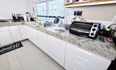 Casa de 3 recámaras (una en planta baja), alberca, gran terreno y en privada con