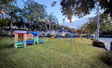 Casa de 3 recámaras (una en planta baja), alberca, gran terreno y en privada con