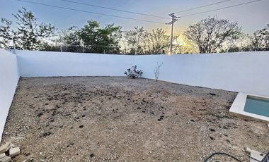 Casa de 3 recámaras (una en planta baja), alberca, gran terreno y en privada con