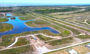 Lote en venta  en barrio cerrado con fondo laguna en Hudson, Pueblos del Plata
