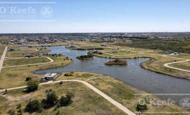 Lote en venta  en barrio cerrado con fondo laguna en Hudson, Pueblos del Plata