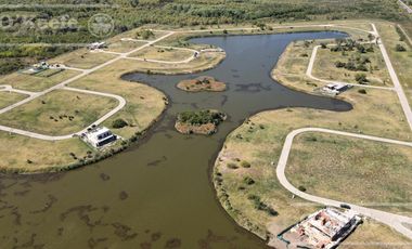 Lote en venta  en barrio cerrado con fondo laguna en Hudson, Pueblos del Plata