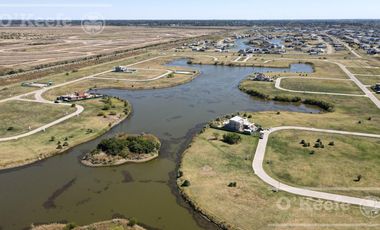 Lote en venta  en barrio cerrado con fondo laguna en Hudson, Pueblos del Plata