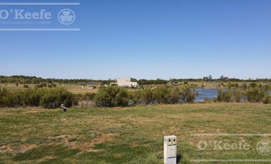 Lote en venta  en barrio cerrado con fondo laguna en Hudson, Pueblos del Plata