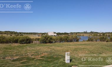 Lote en venta  en barrio cerrado con fondo laguna en Hudson, Pueblos del Plata