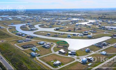 Lote en venta  en barrio cerrado con fondo laguna en Hudson, Pueblos del Plata