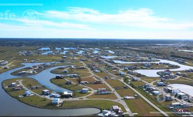 Lote en venta  en barrio cerrado con fondo laguna en Hudson, Pueblos del Plata