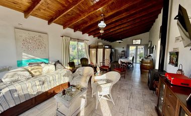 Casa en  La Caleta sobre Bahia San Julias