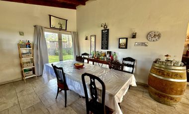 Casa en  La Caleta sobre Bahia San Julias