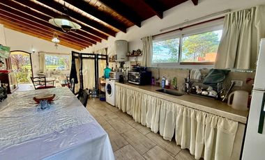 Casa en  La Caleta sobre Bahia San Julias