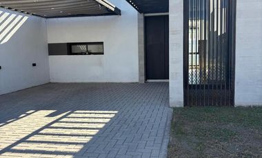 Duplex en  Alquiler en San Ignacio Village. Planta baja 2 dormitorios de gran calidad