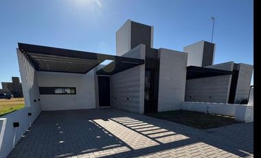 Duplex en  Alquiler en San Ignacio Village. Planta baja 2 dormitorios de gran calidad