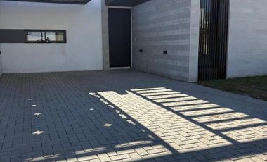 Duplex en  Alquiler en San Ignacio Village. Planta baja 2 dormitorios de gran calidad