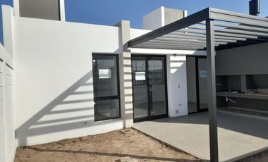 Duplex en  Alquiler en San Ignacio Village. Planta baja 2 dormitorios de gran calidad