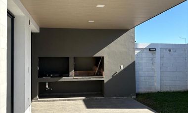 Duplex en  Alquiler en San Ignacio Village. Planta baja 2 dormitorios de gran calidad