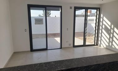 Duplex en  Alquiler en San Ignacio Village. Planta baja 2 dormitorios de gran calidad