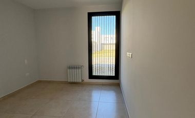 Duplex en  Alquiler en San Ignacio Village. Planta baja 2 dormitorios de gran calidad