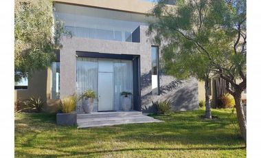 Casa en alquiler en el  barrio San Isidro Labrador, Villanueva, Tigre.