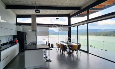 CASA CON VISTA AL LAGO EN VALLE DE BRAVO