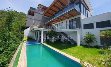 CASA CON VISTA AL LAGO EN VALLE DE BRAVO