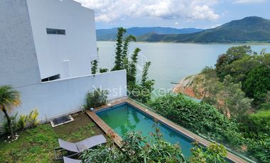 CASA CON VISTA AL LAGO EN VALLE DE BRAVO