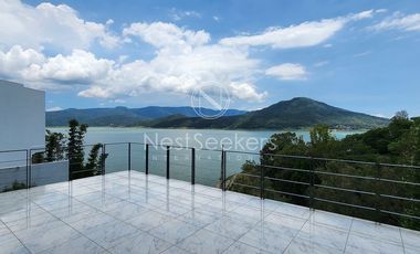 CASA CON VISTA AL LAGO EN VALLE DE BRAVO