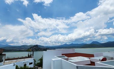 CASA CON VISTA AL LAGO EN VALLE DE BRAVO